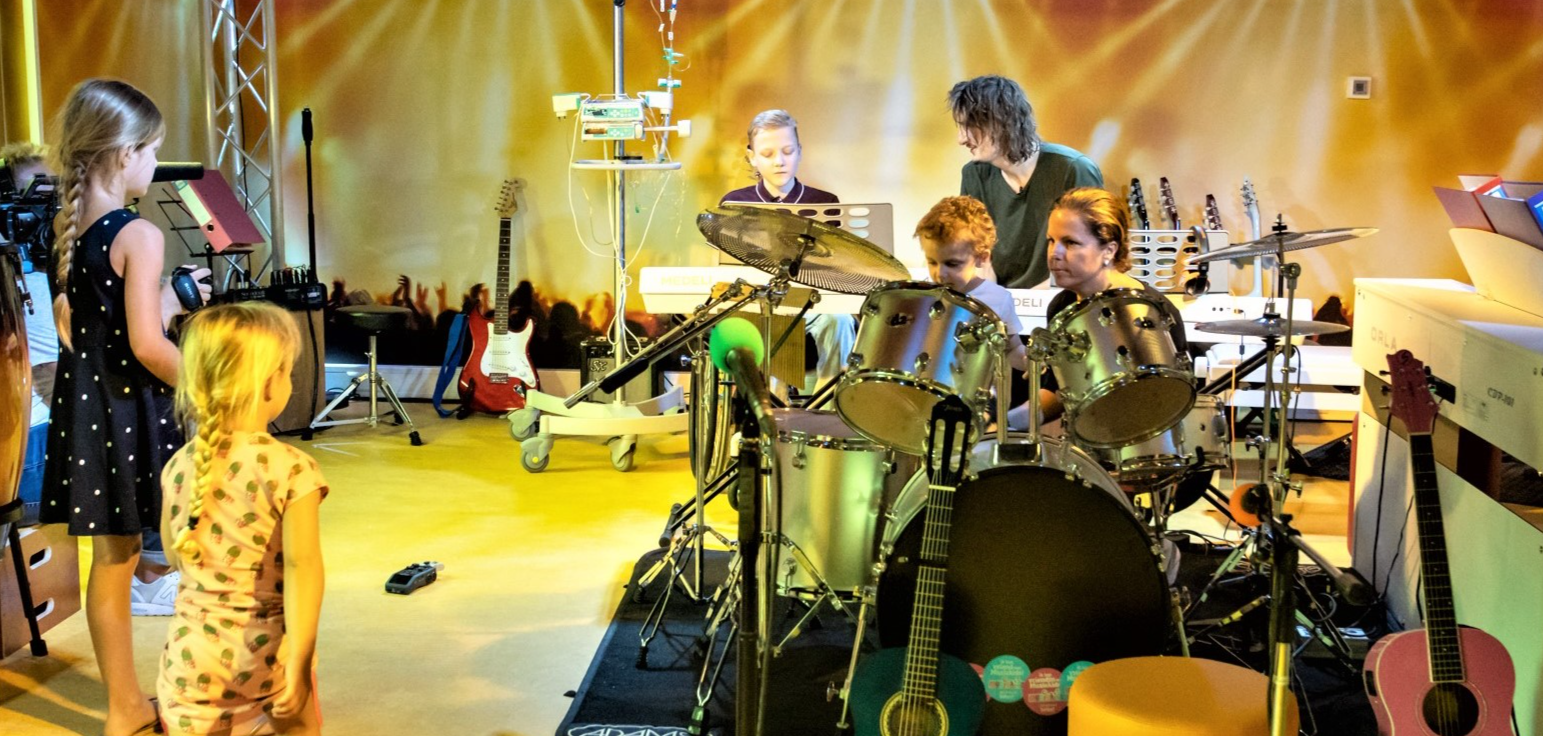 Foto van een kinderen die in een band spelen.