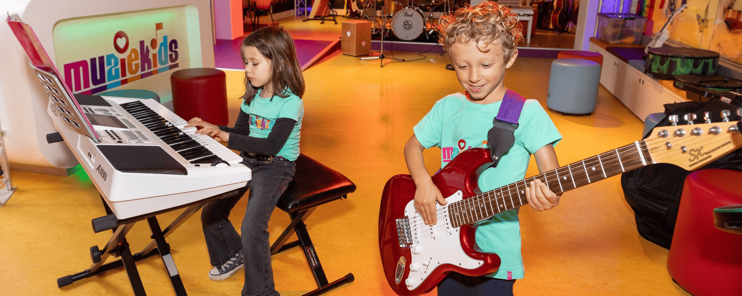 Foto van kinderen die muziek maken.